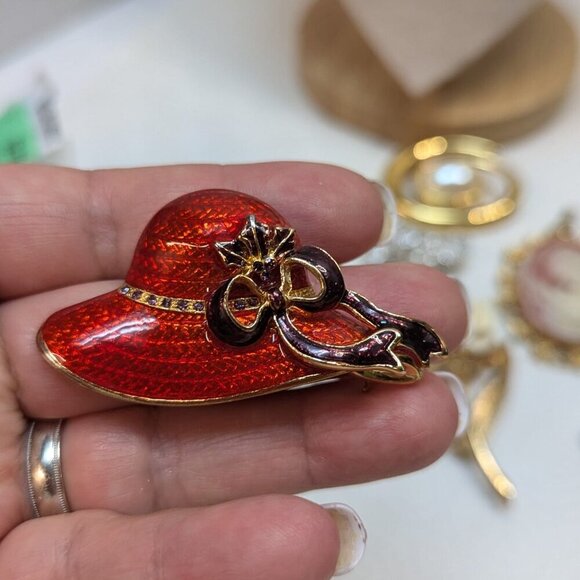 Vtg Red Hat Society Rhinestone Brooch Pin Pave Pendant Gold Tone Textured - Picture 2 of 5